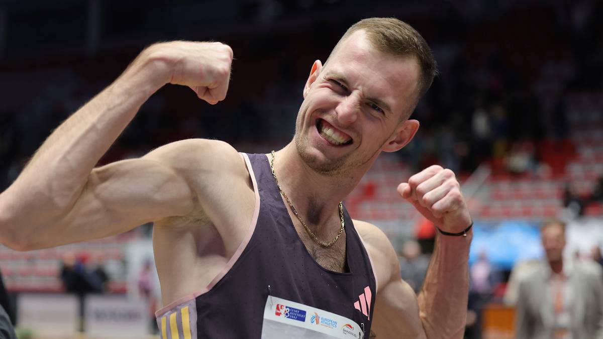 Lekkoatleta Jan Stefela napina biceps, ciesząc się ze zwycięstwa.