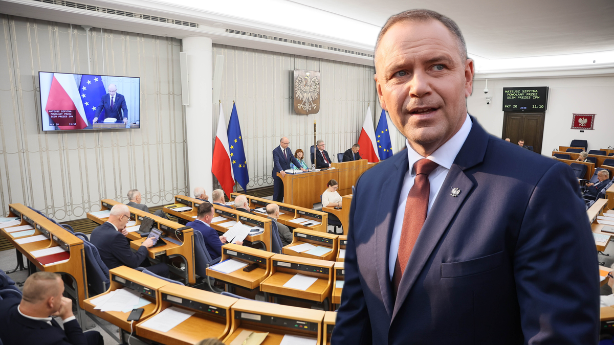 Senator przemawia na tle sali plenarnej Senatu z widocznymi miejscami dla senator&oacute;w i m&oacute;wnicą.