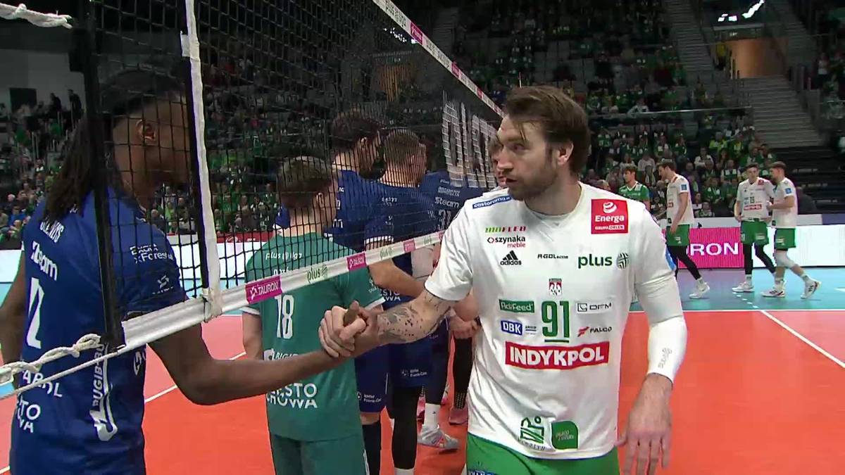 Siatkarze Indykpol AZS Olsztyn i Steam Hemarpol Politechnika Częstochowa podają sobie ręce po meczu.