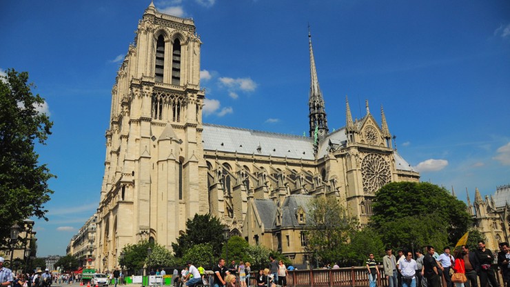 Samochód pełen butli gazowych porzucony koło katedry Notre Dame
