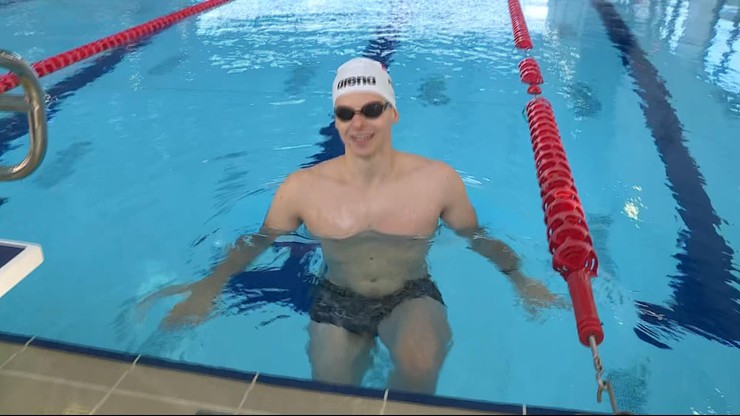 Widzi, choć startuje w zawodach dla niewidomych. To najgroźniejszy konkurent polskiego pływaka
