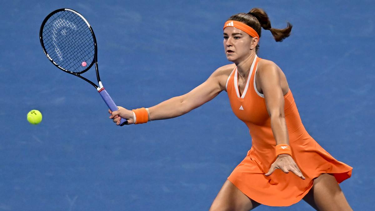 Tenisistka Karolina Muchova w akcji podczas meczu.