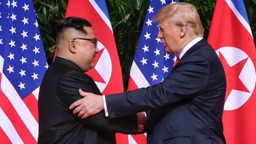 Przywódcy USA i Korei Płn. uścisnęli sobie dłonie. Zobacz pierwsze momenty szczytu w Singapurze