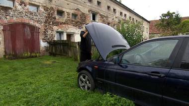 Nowa lokalizacja, stare problemy. Auta z komisu nie nadają się do jazdy