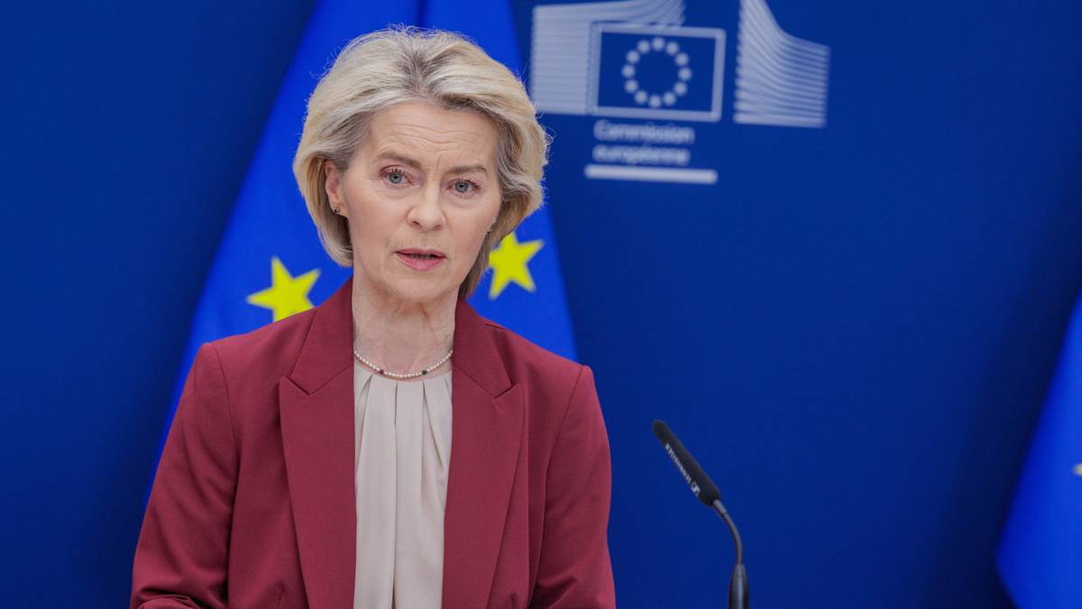 Ursula von der Leyen, przewodnicząca Komisji Europejskiej, przemawia za mównicą.