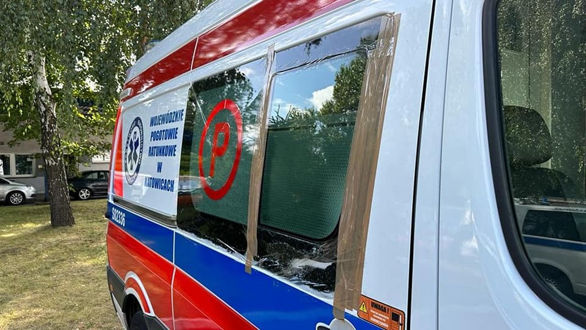 Katowice: Atak na ambulans. Pijany 76-latek zdewastował pojazd