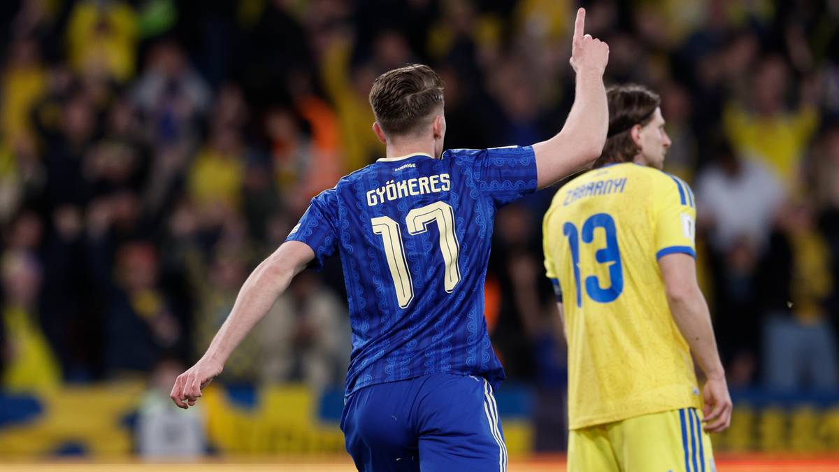 Piłkarz Szwecji Gyokeres z uniesioną ręką, celebrujący bramkę, na tle trybun stadionu.