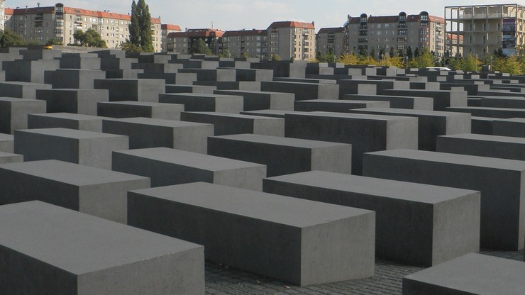 Niemcy. Turysta spadł z wysokości ośmiu metrów z pomnika Holokaustu w Berlinie