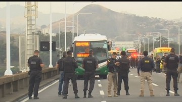 Uzbrojony mężczyzna przetrzymywał 37 zakładników w autobusie w Rio de Janeiro. Groził podpaleniem