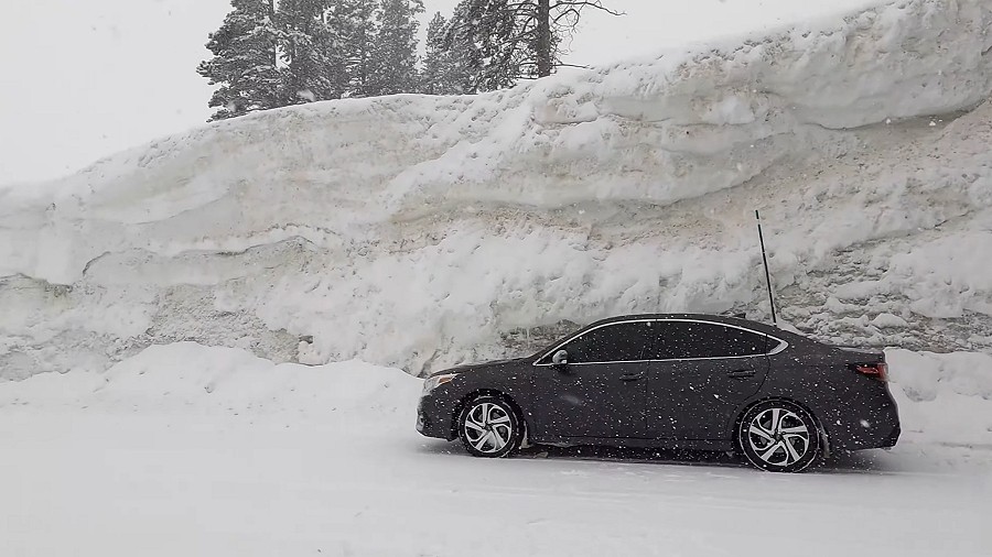 Na poboczach wznoszą się śnieżne ściany wysokie na wiele metrów. Fot. YouTube / Tomasz Slowinski.