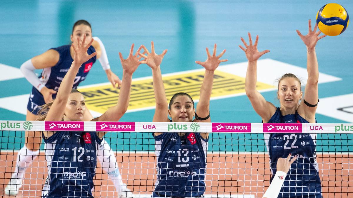 Siatkarki Moya Radomki Radom w akcji, pr&oacute;bują zablokować atak przeciwniczki.