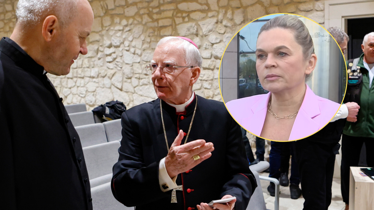 Dw&oacute;ch duchownych w strojach kościelnych rozmawia, a w małym okienku na zdjęciu widoczna jest kobieta w r&oacute;żowym żakiecie.