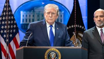 Donald Trump przemawia za m&oacute;wnicą w Białym Domu.