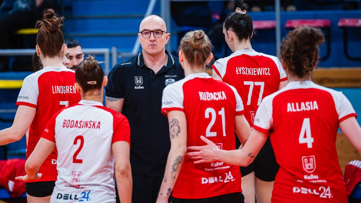 Trener z siatkarkami w czerwonych strojach