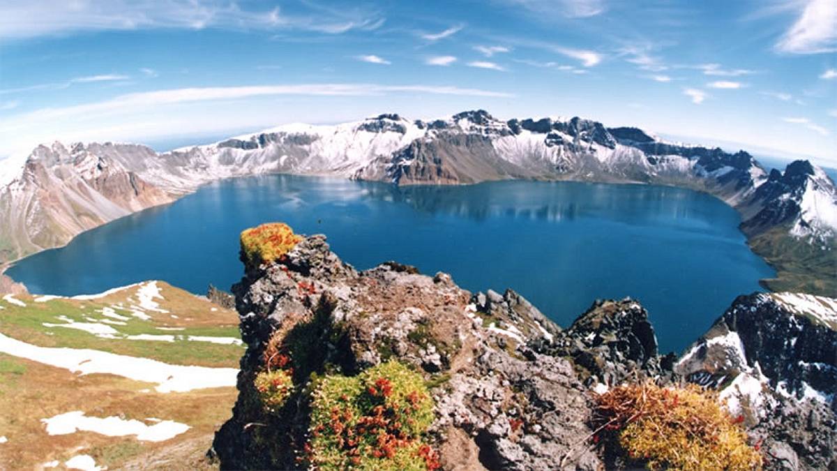 W kalderze wulkanu Pektu-san znajduje się Niebiańskie Jezioro. Fot. Wikipedia.
