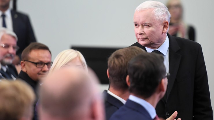 Poseł pyta, czy Kaczyński będzie miał obniżone uposażenie. "Z tytułu nieobecności"