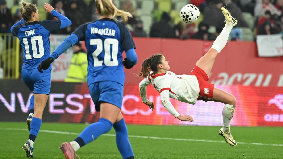 Piłkarka wykonująca strzał przewrotny do piłki na boisku.