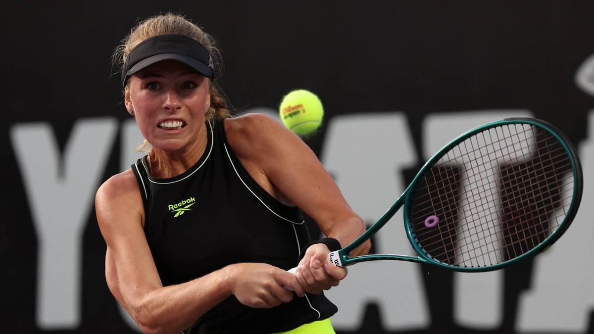 Tenisistka Magdalena Fręch uderza piłkę rakietą podczas meczu.
