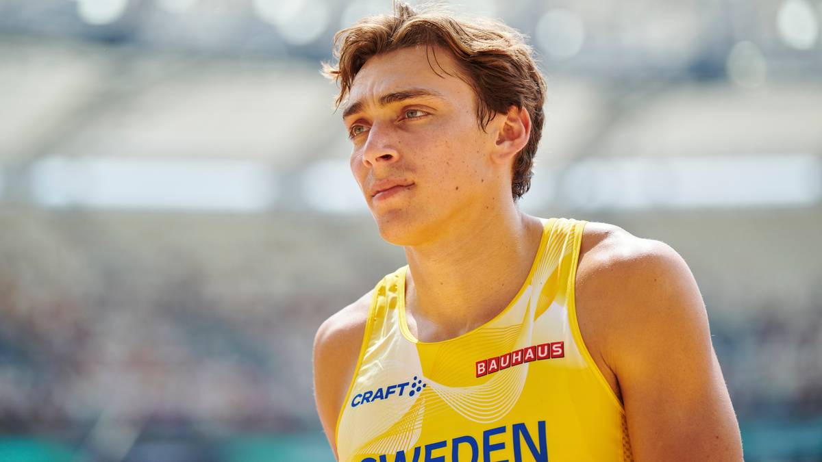 Armand Duplantis, szwedzki tyczkarz, w żółtej koszulce z logotypami "CRAFT" i "BAUHAUS", patrzy w bok z wyrazem skupienia na twarzy.