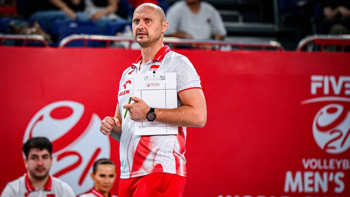 Trener reprezentacji Polski w siatk&oacute;wce mężczyzn analizuje taktykę na tablicy w trakcie meczu.