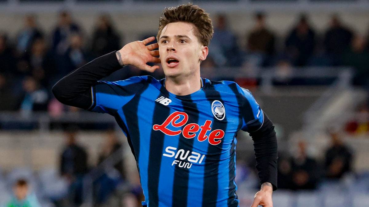 Piłkarz Nicola Zalewski w koszulce Atalanty BC podczas meczu.