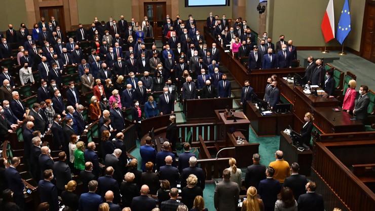Sejm przyjął budżet na 2022 rok. Premier: zrobimy wszystko, żeby obronić Polaków przed inflacją