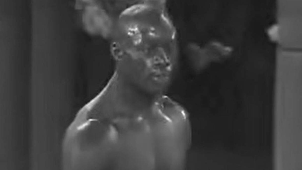 Orlando Wiet, zawodnik sport&oacute;w walki, w czarno-białym ujęciu