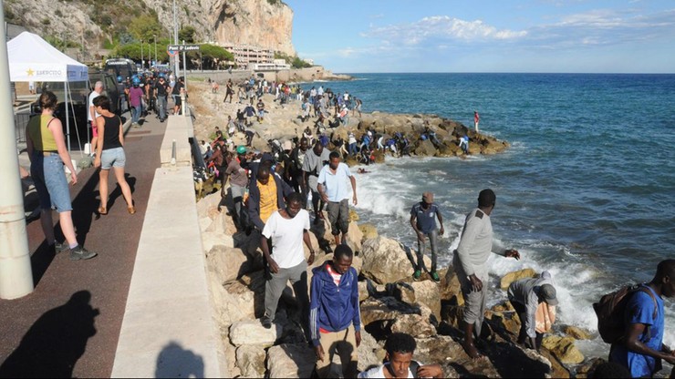 Imigranci przebijają się z Włoch do Francji. Napięcie na granicy obu państw