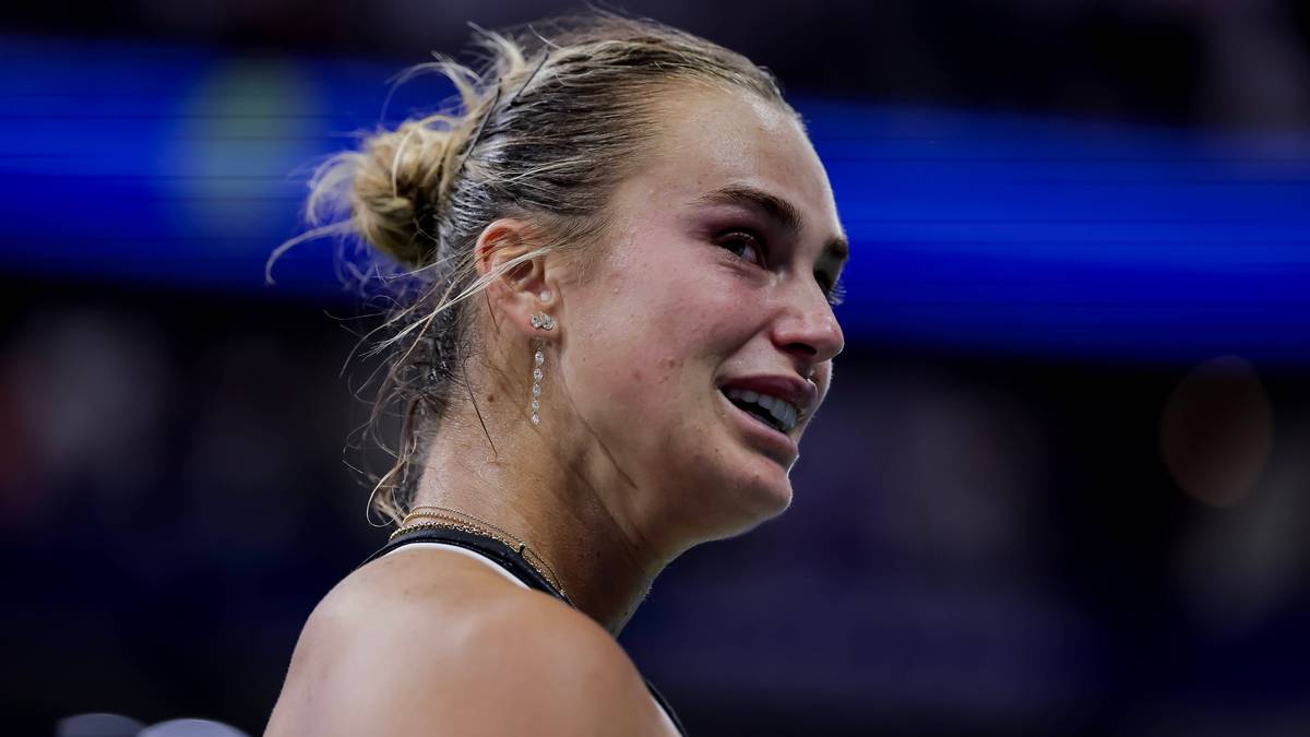 Aryna Sabalenka, tenisistka, z aparatem ortodontycznym na zębach, zamyślona.