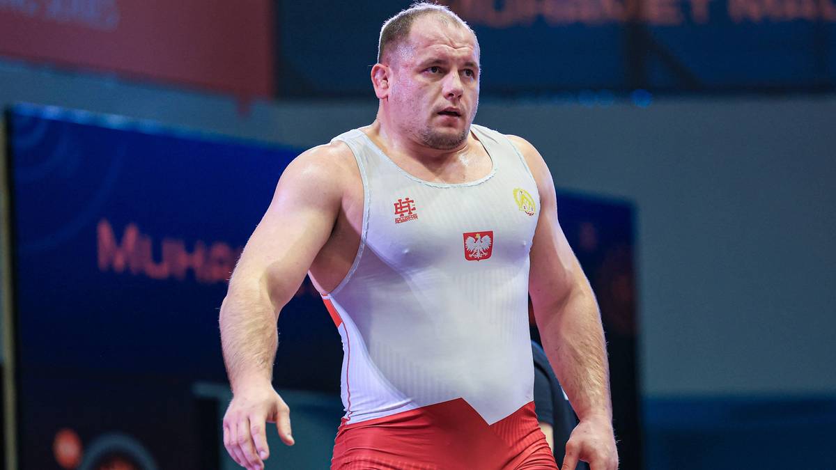 Zapaśnik w biało-czerwonym stroju sportowym