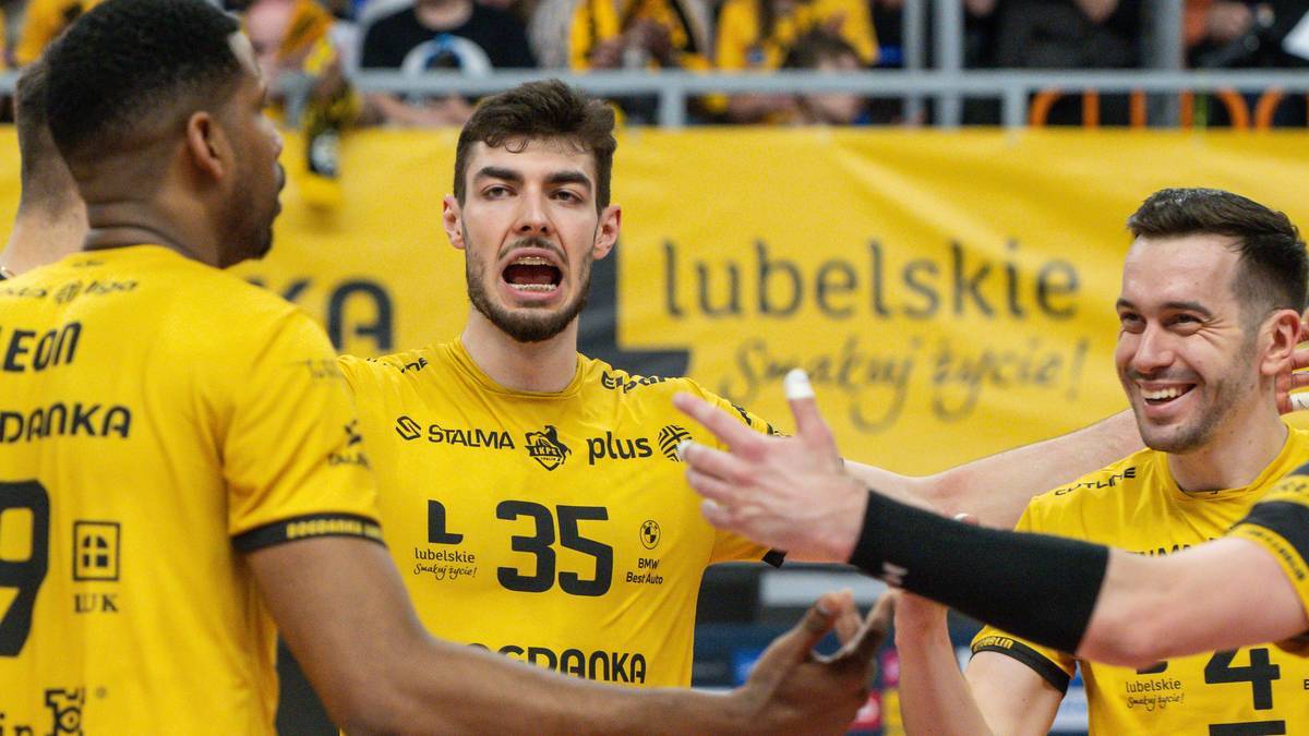 Siatkarze Bogdanki LUK Lublin w ż&oacute;łtych strojach, jeden z nich, z numerem 35, m&oacute;wi do koleg&oacute;w.