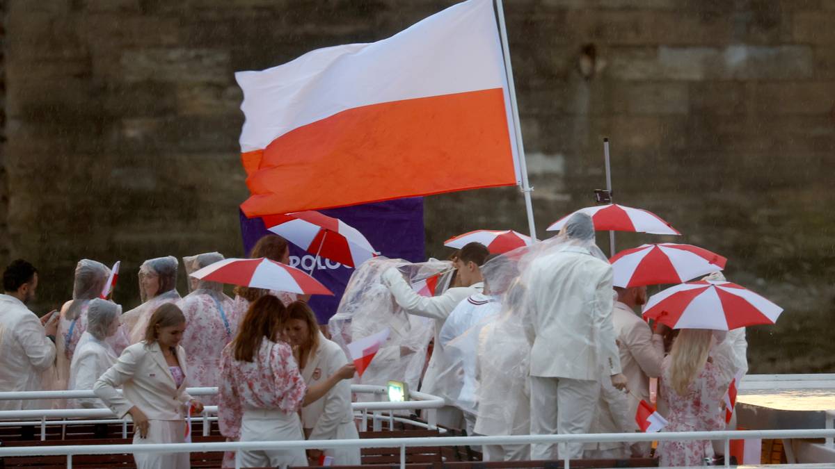 Polskie flagi na jednej z łodzi na Sekwanie, fot. PAP/EPA/MOHAMMED BADRA