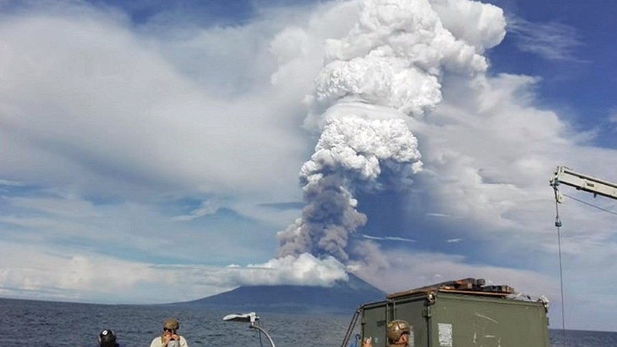 Erupcja wulkanu Manam. Fot. Twitter.