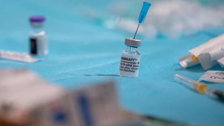Ministerstwo zdrowia planuje mieszać szczepionki. Czy to bezpieczne?