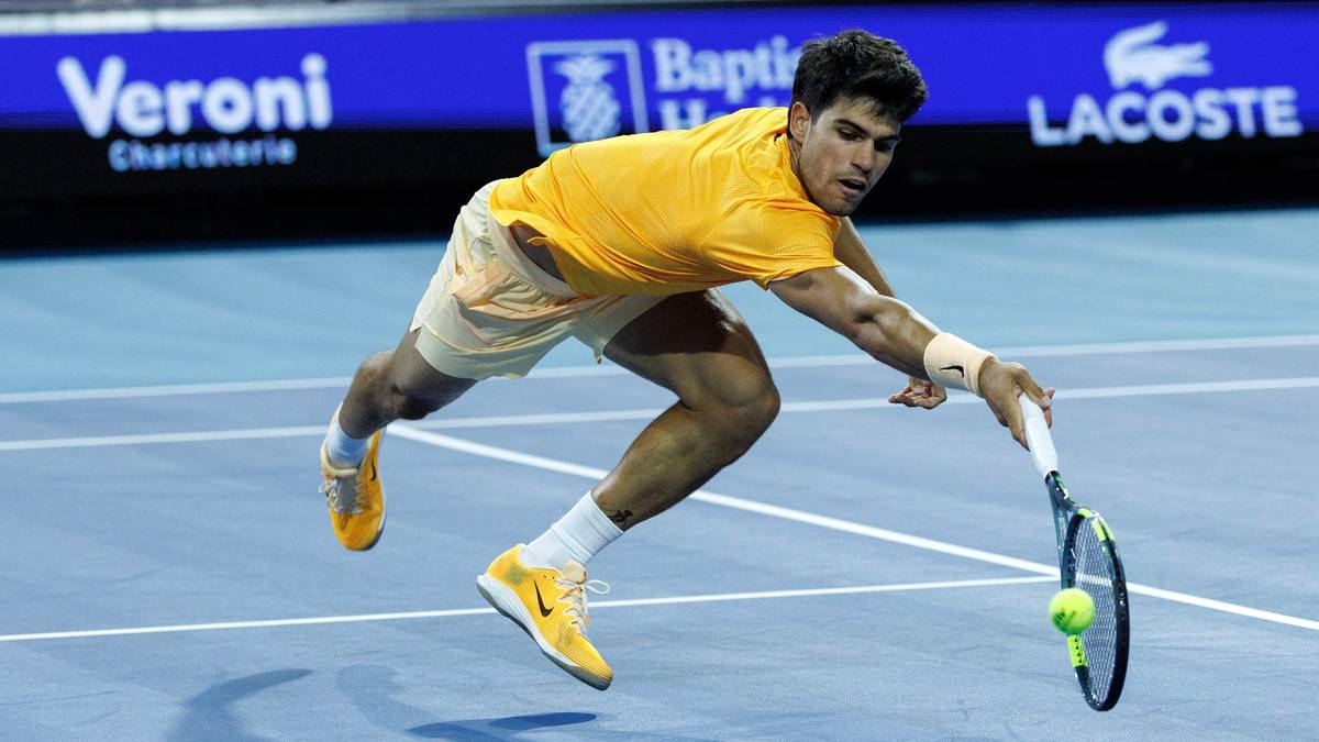 Carlos Alcaraz wykonujący bekhend podczas meczu tenisowego