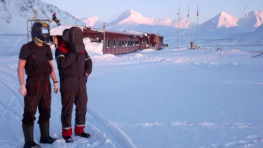 Polarnicy podziwiają pierwszy wschód Słońca. Fot. Facebook / Polish Polar Station Hornsund / Tomasz Kopeć.