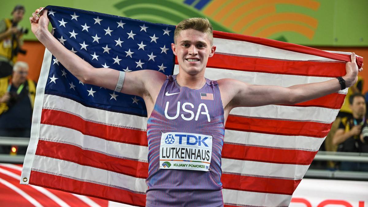 Lekkoatleta USA, Lutkenhaus, trzyma amerykańską flagę po zwycięstwie