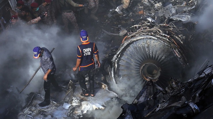 Katastrofa samolotu pasażerskiego w Pakistanie. Spadł na dzielnicę mieszkalną [WIDEO]