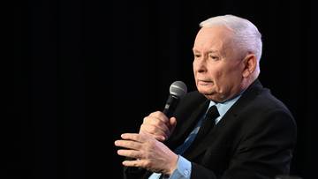 Jarosław Kaczyński przemawia do mikrofonu.
