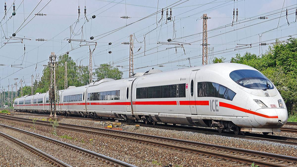 Atak siekierą w niemieckim pociągu. Cudzoziemiec ranił pasażerów
