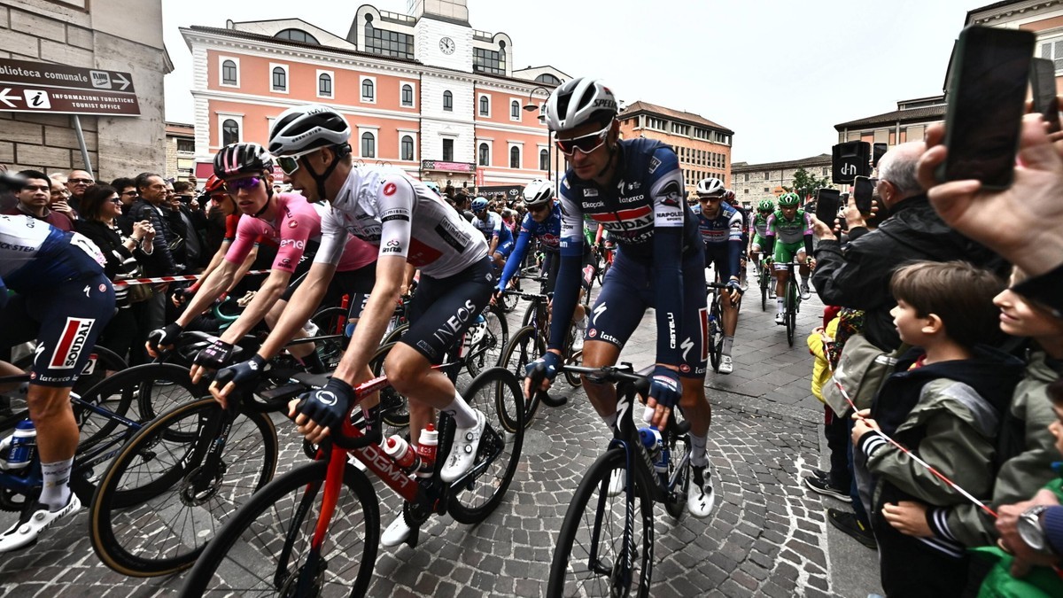 Niezwykły start Giro d'Italia 2024! Etap poświęcony pamięci tragicznie