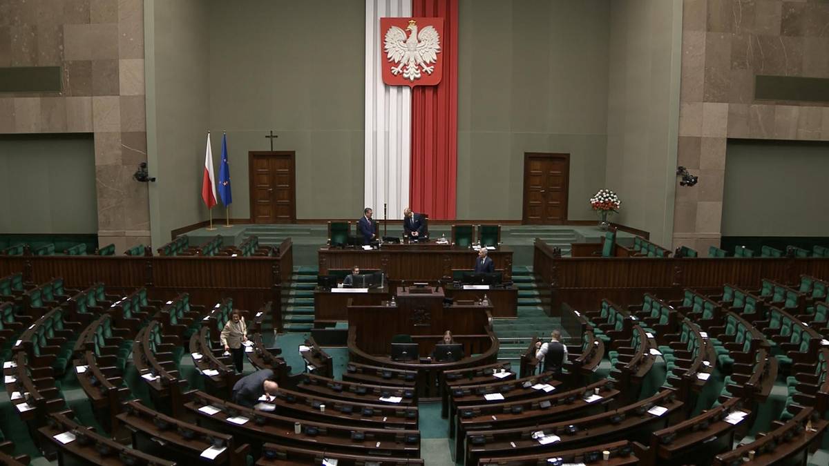 Тревога для PiS и двух партнёров по коалиции. Мы знаем результаты нового опроса