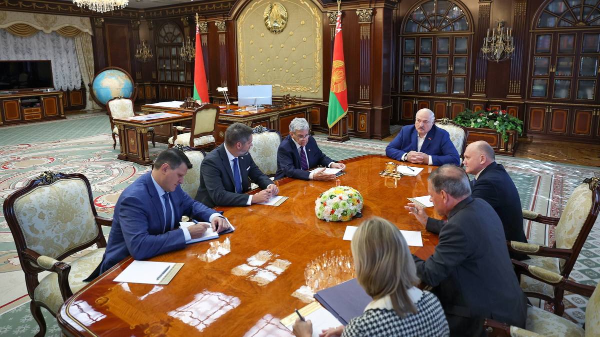 Łukaszenka wypuścił 52 więźniów. Wiceszef MSZ: "To element większej gry amerykańskiej"