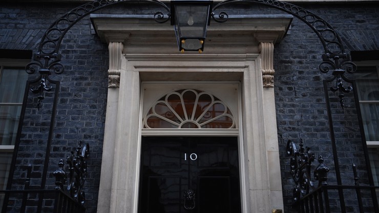 Wielka Brytania. Media: na Downing Street co piątek odbywały się alkoholowe spotkania