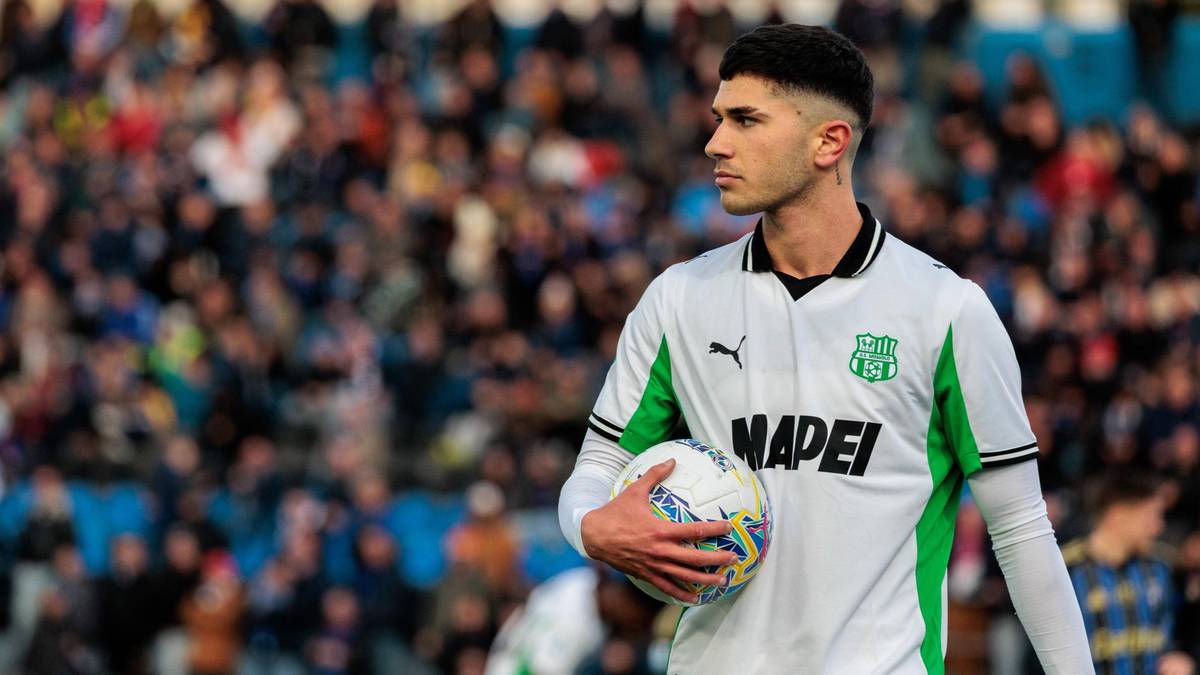 Piłkarz Cristian Volpato w koszulce Sassuolo z piłką w dłoniach.