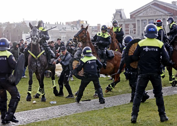 Starcia z policją na ulicach Amsterdamu. Holendrzy mają dość lockdownu