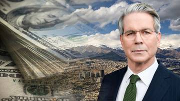 Mężczyzna w garniturze na tle banknot&oacute;w dolarowych i miasta.