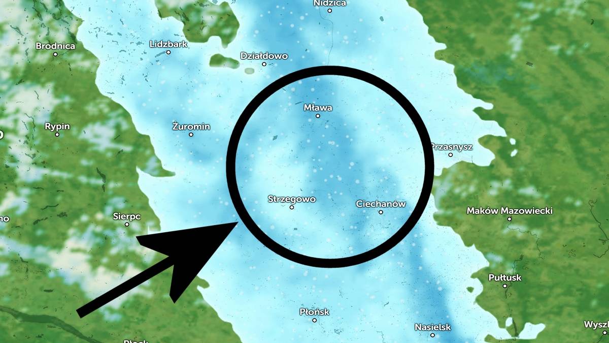 Okręgiem oznaczona została na radarze strefa śnieżyc na Warmii i Mazowszu. Fot. zoom.earth