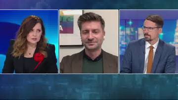 Trzy osoby w panelu dyskusyjnym: po lewej kobieta z brązowymi włosami, w środku mężczyzna z krótkimi włosami, po prawej mężczyzna w okularach.