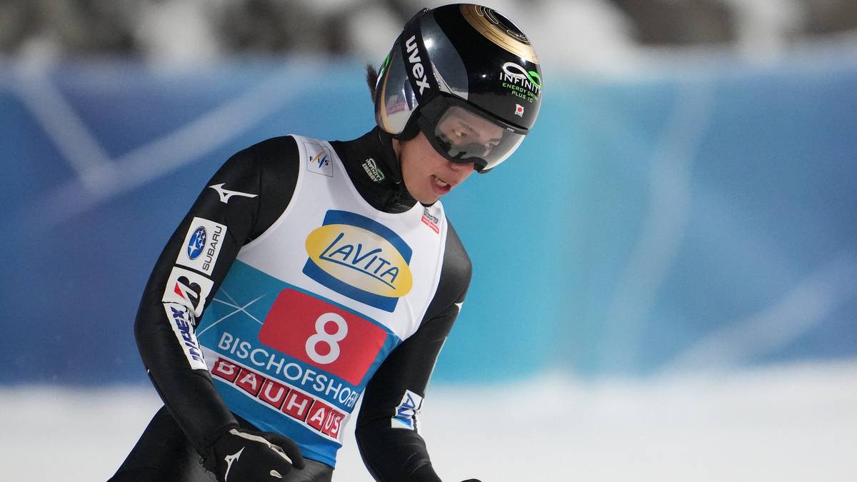 Skoczek narciarski w kasku i kombinezonie z numerem startowym 8.